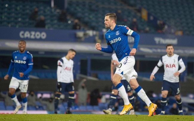 足球赛场上 足球赛场上